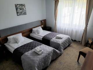Отель Hotel Komfort Krzywaczka Двухместный номер с 2 отдельными кроватями-1
